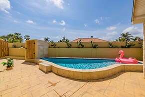 Cozy Central 4br3ba Home w Pvt Pool Largegarden