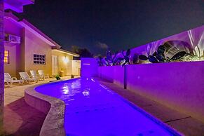 Cozy Central 4br3ba Home w Pvt Pool Largegarden