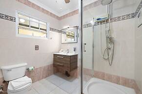 Cozy Central 4br3ba Home w Pvt Pool Largegarden