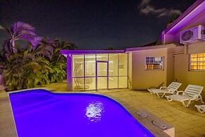 Cozy Central 4br3ba Home w Pvt Pool Largegarden