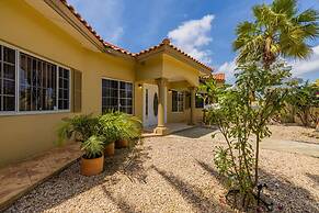 Cozy Central 4br3ba Home w Pvt Pool Largegarden