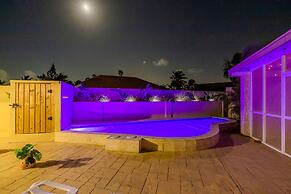 Cozy Central 4br3ba Home w Pvt Pool Largegarden