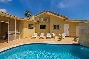 Cozy Central 4br3ba Home w Pvt Pool Largegarden