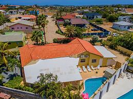 Cozy Central 4br3ba Home w Pvt Pool Largegarden