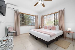 Cozy Central 4br3ba Home w Pvt Pool Largegarden