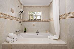 Cozy Central 4br3ba Home w Pvt Pool Largegarden