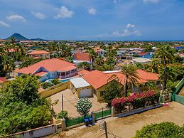 Cozy Central 4br3ba Home w Pvt Pool Largegarden