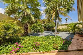 Cozy Central 4br3ba Home w Pvt Pool Largegarden