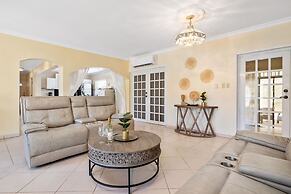 Cozy Central 4br3ba Home w Pvt Pool Largegarden