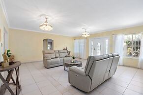 Cozy Central 4br3ba Home w Pvt Pool Largegarden