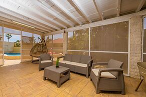 Cozy Central 4br3ba Home w Pvt Pool Largegarden