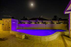 Cozy Central 4br3ba Home w Pvt Pool Largegarden