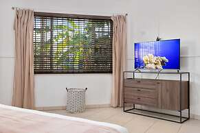 Cozy Central 4br3ba Home w Pvt Pool Largegarden