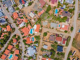 Cozy Central 4br3ba Home w Pvt Pool Largegarden