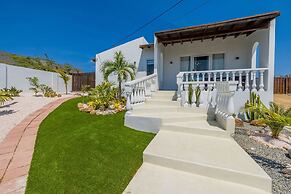 2BR Countryside Home w Sea Views Private Pool