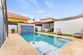 Brand NEW Central Modern Ground Studio With Pool