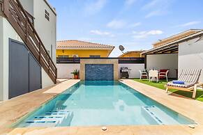 Brand NEW Central Modern Ground Studio With Pool