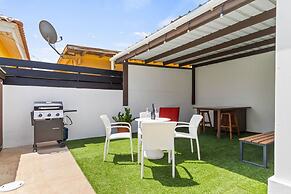 Brand NEW Central Modern Ground Studio With Pool