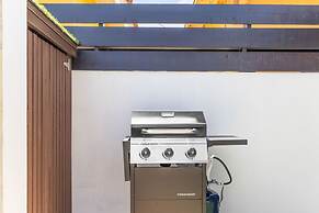 Brand NEW Central Modern Ground Studio With Pool