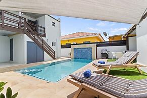 Brand NEW Central Modern Ground Studio With Pool