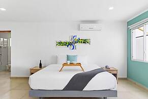 Brand NEW Central Modern Ground Studio With Pool