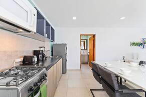 Brand NEW Central Modern Ground Studio With Pool