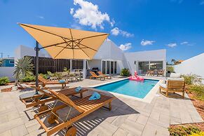 3BR 3BA Newly Built w Private Pool 5 min 2 Beach