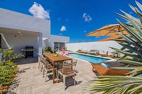 3BR 3BA Newly Built w Private Pool 5 min 2 Beach