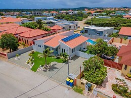 Beautiful 3br2ba Amazing Location w Private Pool