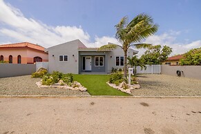 Beautiful 3br2ba Amazing Location w Private Pool