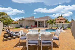 Beautiful 3br2ba Amazing Location w Private Pool