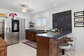 Beautiful 3br2ba Amazing Location w Private Pool