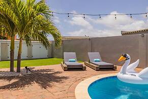 Beautiful 3br2ba Amazing Location w Private Pool