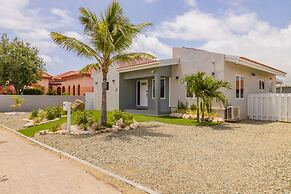 Beautiful 3br2ba Amazing Location w Private Pool