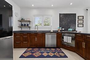 Beautiful 3br2ba Amazing Location w Private Pool