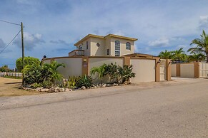 Cozy Tranquil 3BR 2BA Home w Private Pool Patio