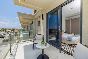 2BR 2BA Top Floor Corner w Amazing Views Gym