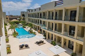 2BR 2BA Top Floor Corner w Amazing Views Gym