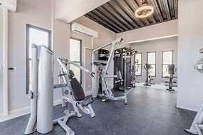 2BR 2BA Top Floor Corner w Amazing Views Gym