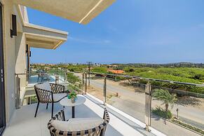 2BR 2BA Top Floor Corner w Amazing Views Gym