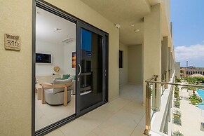 2BR 2BA Top Floor Corner w Amazing Views Gym