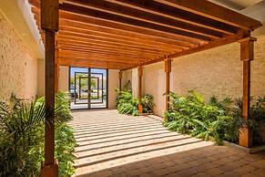 2BR 2BA Top Floor Corner w Amazing Views Gym