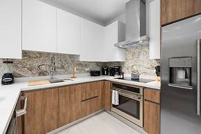 2BR 2BA Top Floor Corner w Amazing Views Gym