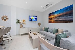 2BR 2BA Top Floor Corner w Amazing Views Gym