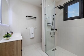 2BR 2BA Top Floor Corner w Amazing Views Gym