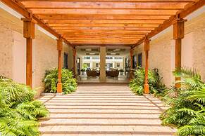 2BR 2BA Top Floor Corner w Amazing Views Gym