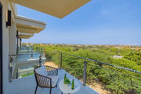 2BR 2BA Top Floor Corner w Amazing Views Gym