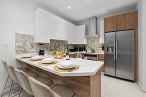 2BR 2BA Top Floor Corner w Amazing Views Gym