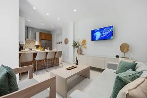 2BR 2BA Top Floor Corner w Amazing Views Gym