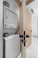 2BR 2BA Top Floor Corner w Amazing Views Gym